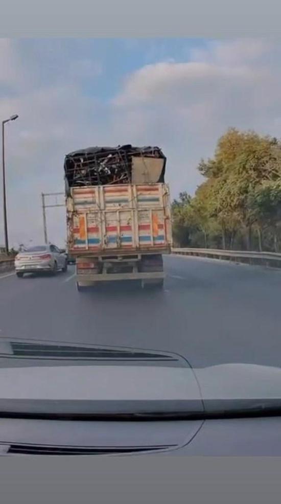 Tuzla’da şerit değişirken bariyerlere çarpan otomobil kamerada