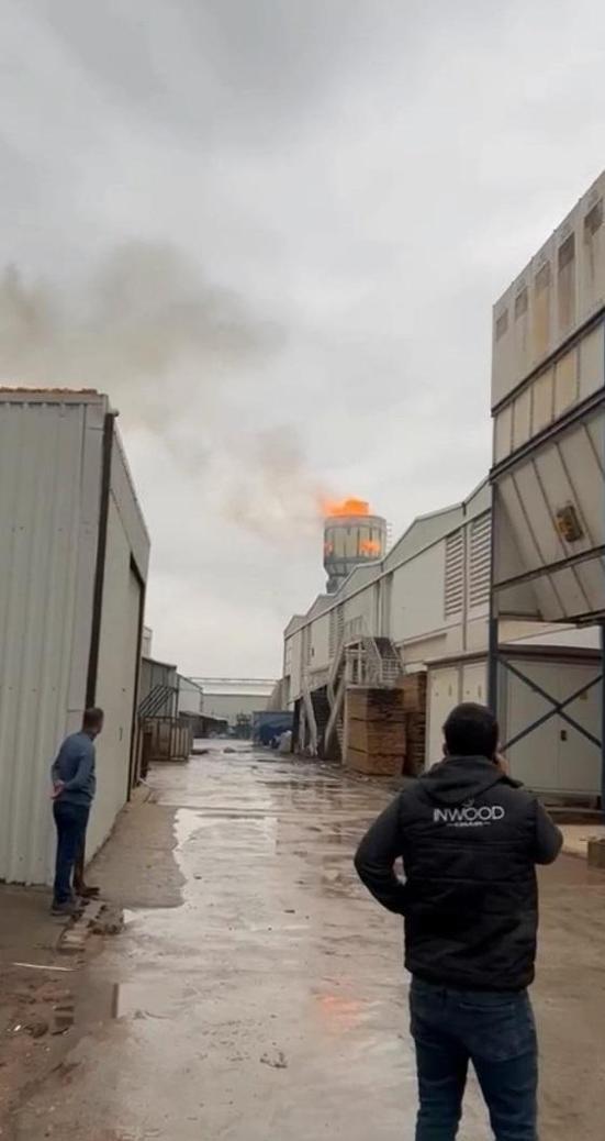 Bursada, orman ürünleri fabrikasının talaş silosunda yangın