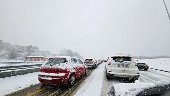 Sakarya’da kar yağışı ulaşımı olumsuz etkiledi