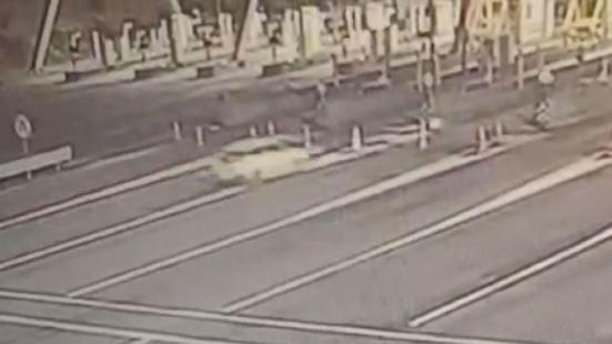 Pendikte otomobilin gişelere çarparak takla attığı kaza kamerada