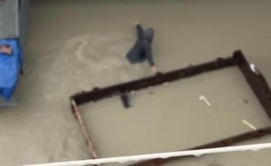 Arnavutköyde evinde mahsur kalan kadını komşuları kurtardı