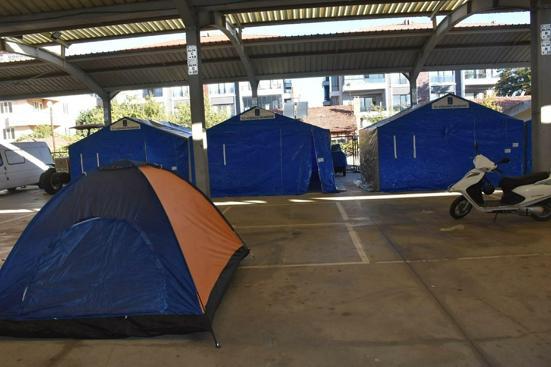 Sındırgıda depremin ardından evlerine girmeye çekinenler, çadırlarda kalıyor