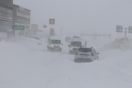 Karlıova’da taburcu olan anne ve bebeği kepçeyle evine götürüldü