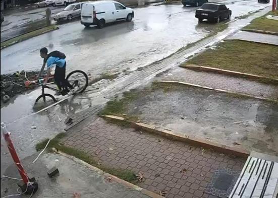 Lise öğrencisi, bisikletiyle yağmur suyu dolu çukura düştü