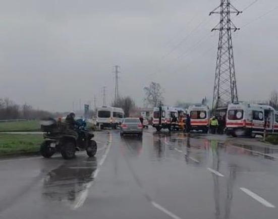 Ambulans ile servis minibüsü çarpıştı: 10 yaralı