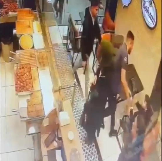 Bayrampaşada şemsiyeye tabanca süsü verdi, kuyumcu soydu; bilezikler imitasyon çıktı