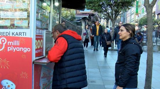 200 milyon liralık büyük ikramiye için Kadıköy’de gezici bayilere yoğun ilgi