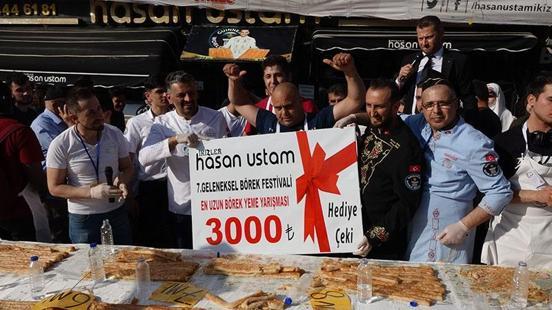 15 metre 60 santimlik böreği yiyerek 3 bin liranın sahibi oldu