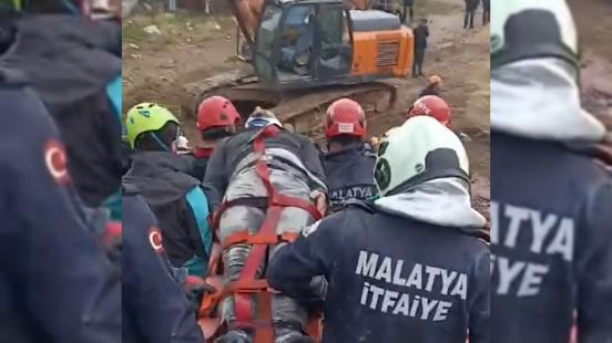 Ağır hasarlı bina çöktü; enkaz altında kalan iş makinesinin operatörü yaralandı