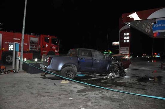 Manisa’da kamyonet ile çarpışan otomobil ikiye ayrıldı: 5 ölü, 6 yaralı