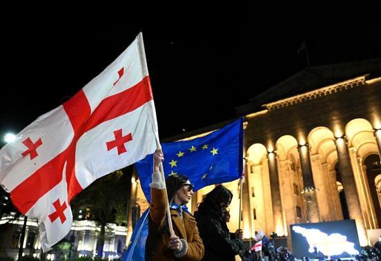 Gürcistanda AB üyelik müzakerelerinin askıya alınması protesto edildi