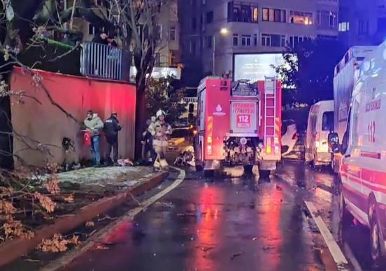 Beşiktaş’ta minibüse çarpan otomobil takla atarak caddeye uçtu; 2 yaralı