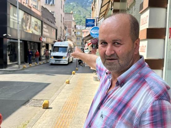 Onarım yaparken arıza aracının sepetine çarpan dolmuşun üzerine düştü