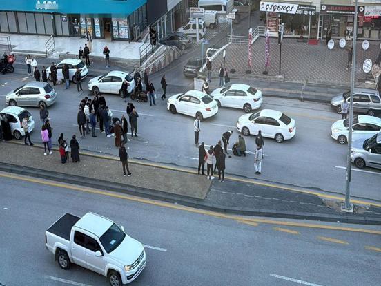 Yolun karşısına geçerken otomobilin çarptığı 2 kişi yaralandı; o anlar kamerada