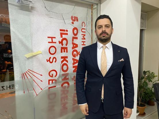 Şehzadeler CHP İlçe Başkanlığı binasına taşlı saldırı