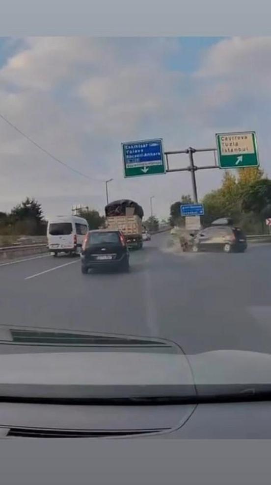 Tuzla’da şerit değişirken bariyerlere çarpan otomobil kamerada