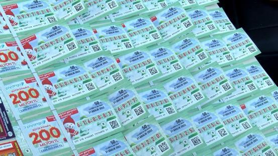 200 milyon liralık büyük ikramiye için Kadıköy’de gezici bayilere yoğun ilgi