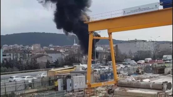 Sultanbeylide 3 katlı iş yerinde çıkan yangın söndürüldü