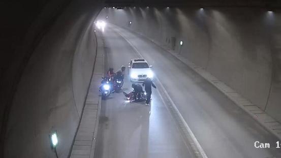 Tünelde motosikletin devrilip sürüklendiği kaza kamerada