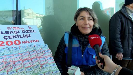 200 milyon liralık büyük ikramiye için Kadıköy’de gezici bayilere yoğun ilgi