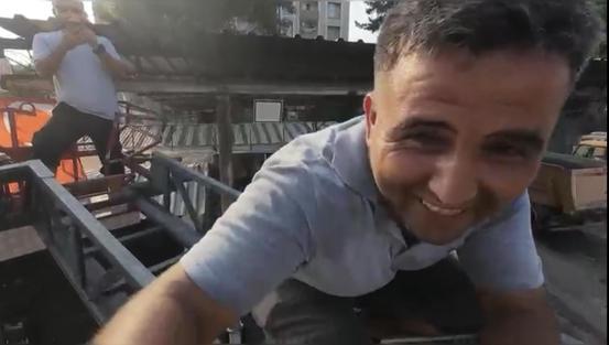 Patrondan çatıda güneş altında çalışan işçilere dronla soğuk içecek servisi