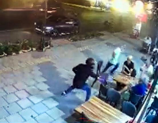 Tantunicide oturan site yöneticisi silahlı saldırıda yaralandı; olay anı kamerada
