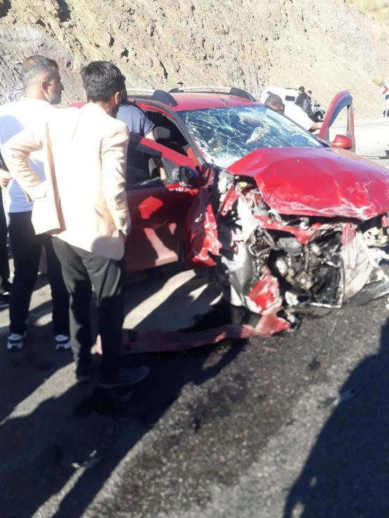 Hakkari Valisi Çelikin konvoyunda kaza; 2 yaralı