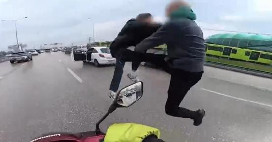 Bursada sürücülerin tekmeli-yumruklu kavgası kask kamerasında