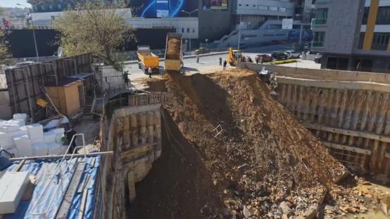 Fenerbahçe Stadyumunun yanındaki inşaat duvarının çökme anı kamerada