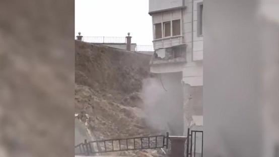 Şanlıurfa’da istinat duvarı çöktü, mahsur kalan 15 kişi tahliye edildi: O anlar kamerada