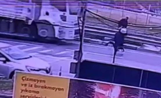 Kamyonun çarptığı yaya öldü; kaza kamerada