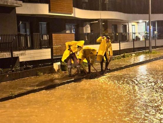 Kuşadası’nda fırtına ve sağanak: Evlerin çatıları uçtu, araçlar yollarda mahsur kaldı