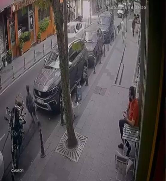 Bayrampaşada kaldırımdan yola atlayan çocuğa otomobil çarptı; kaza kamerada