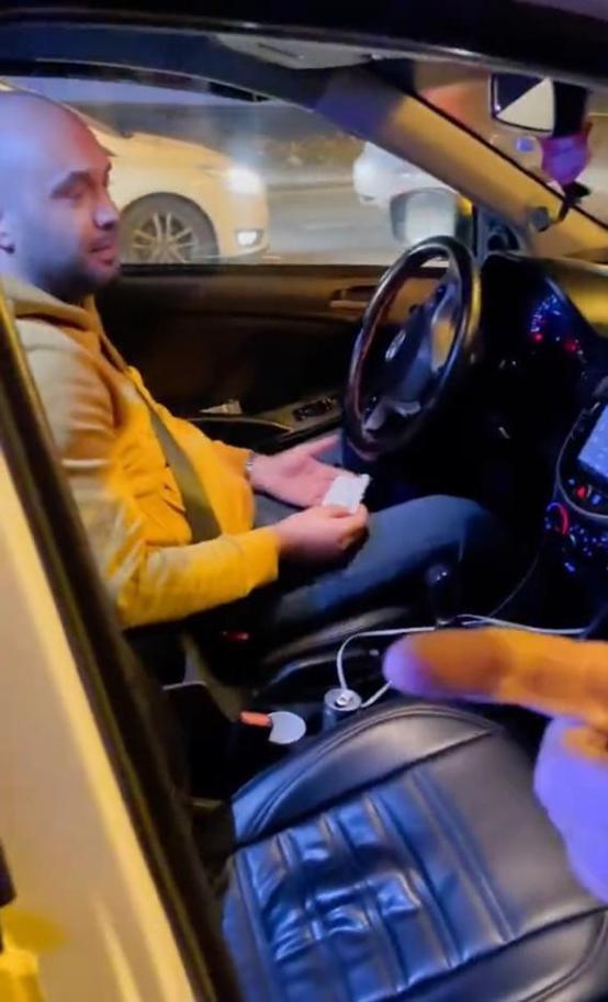 Beşiktaşta turistlerden fazla para isteyen taksici, polis çağrılınca kaçtı