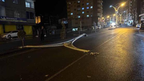 Hakkari’de kuvvetli rüzgar nedeniyle eğitim-öğretime ara verildi