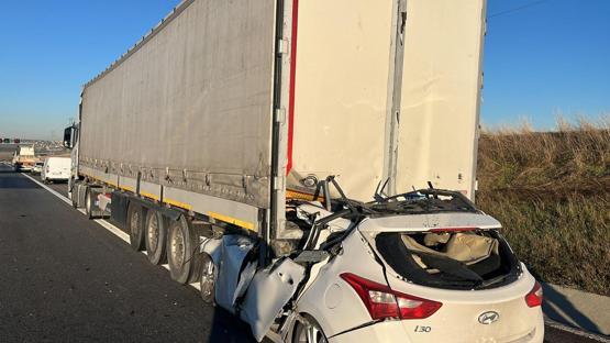 Silivride otomobil TIRın altına girdi: 1 ölü