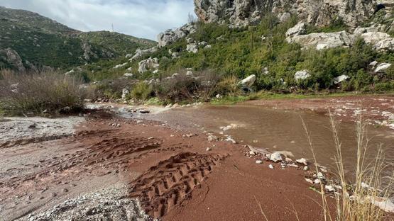 Otomobiliyle dereden geçerken sele kapılıp öldü