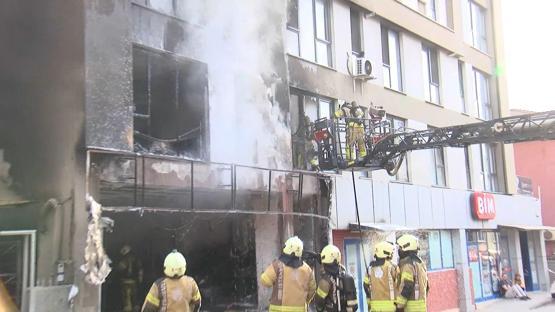Pendik’te iş yeri alev alev yandı