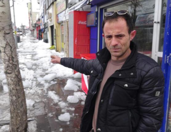 Çatıdan üzerine kar ve buz kütlesi düşen kişi ağır yaralandı