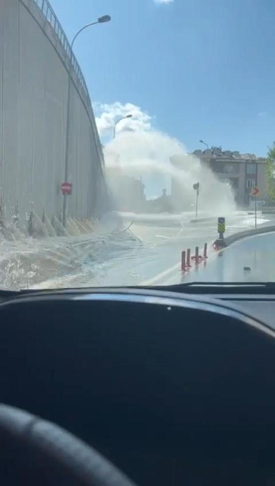 Eyüpsultanda su borusu patladı, tramvaylar mahsur kaldı