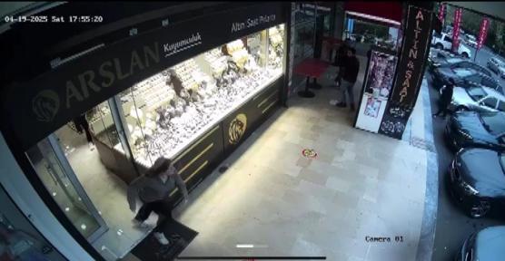Esenyurtta kuyumcudan 535 bin lira değerinde 7 bilezik çalan şüpheli kamerada