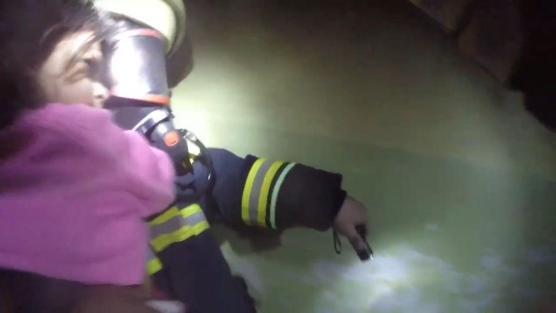 Diyarbakırda apartmanda yangın: 13 kişi dumandan etkilend