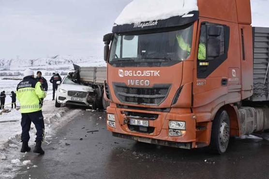Sivasta buzlanma nedeniyle zincirleme kaza: 1 ölü, 2 yaralı