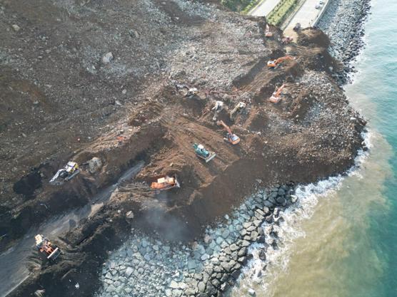 Artvinde heyelan; Karadeniz Sahil Yolu tek şeritli ulaşıma açıldı