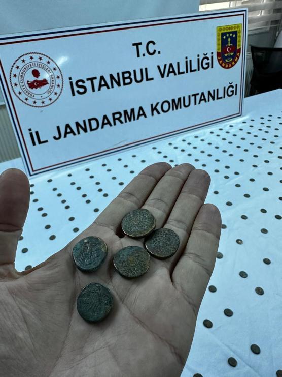 Eyüpsultan’da bin 200 yıllık altın yazmalı Tevrat ele geçirildi; 1,5 milyon dolara satacaklarmış
