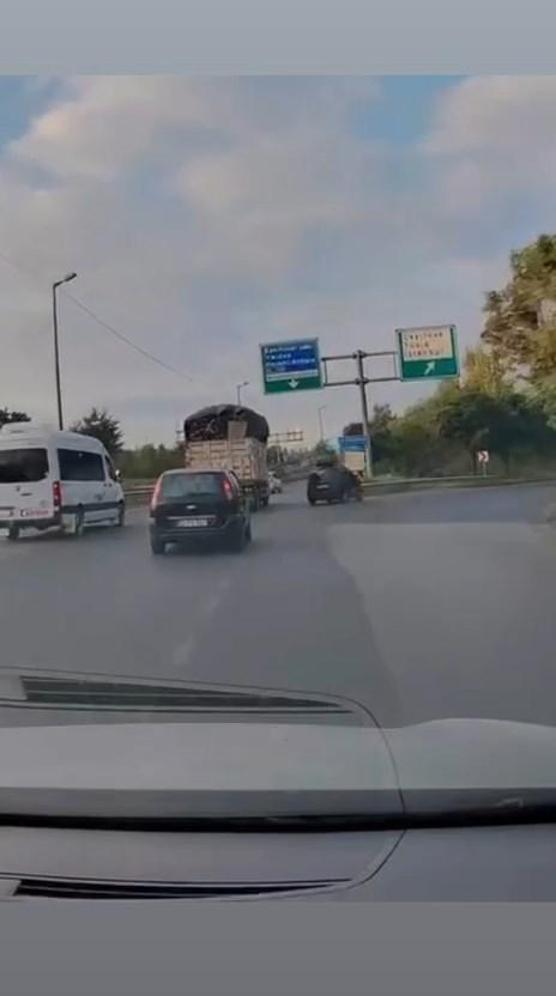Tuzla’da şerit değişirken bariyerlere çarpan otomobil kamerada