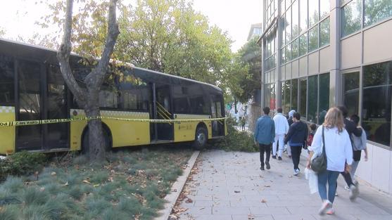 Beşiktaşta şoförünün kalp krizi geçirdiği İETT otobüsü kaza yaptı; şoför hayatını kaybetti