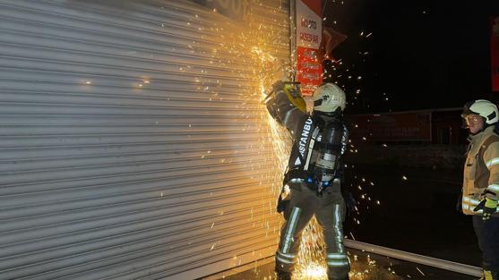 Esenyurt’ta lastikçide başlayan yangın iş yerlerine sıçradı; 6 iş yeri zarar gördü