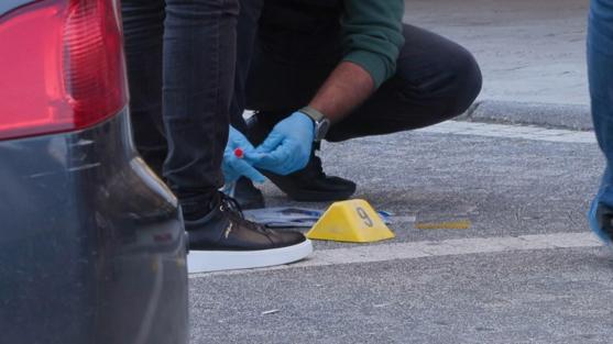 Esenyurtta kuyumcuya ateş açtı; silahla tehdit ettiği sürücünün otomobiliyle kaçtı