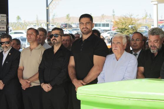 Taha Akgülün dedesi son yolculuğuna uğurlandı
